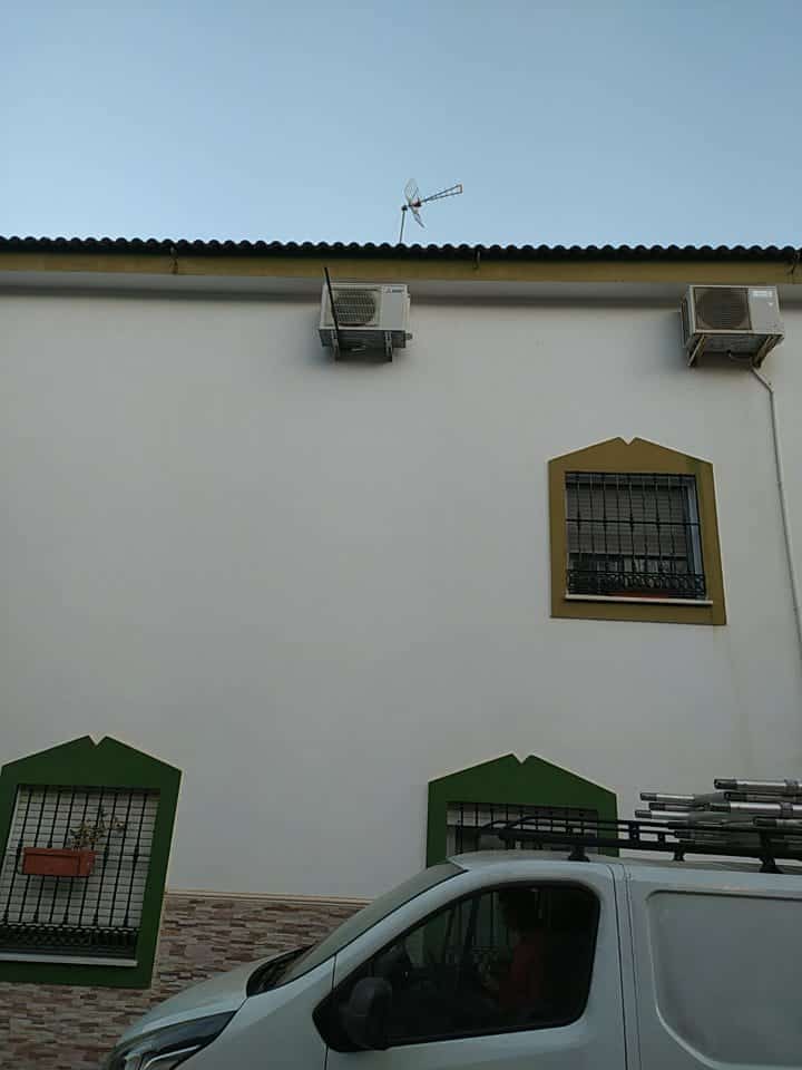 Instalación de aire acondicionado con andamios