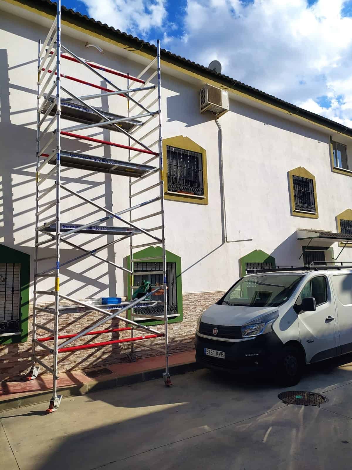 Instalación de aire acondicionado con andamios