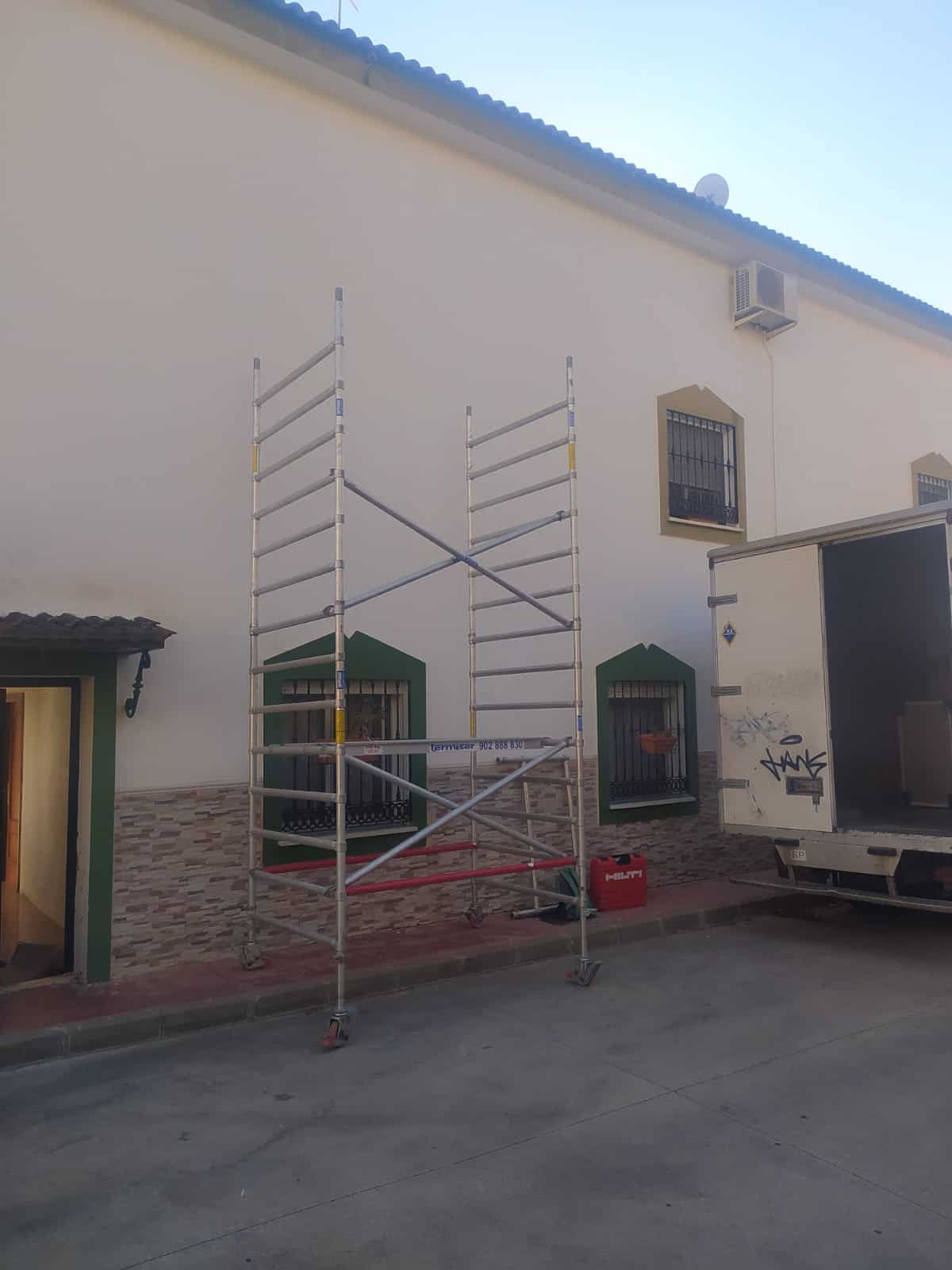 Instalación de aire acondicionado con andamios