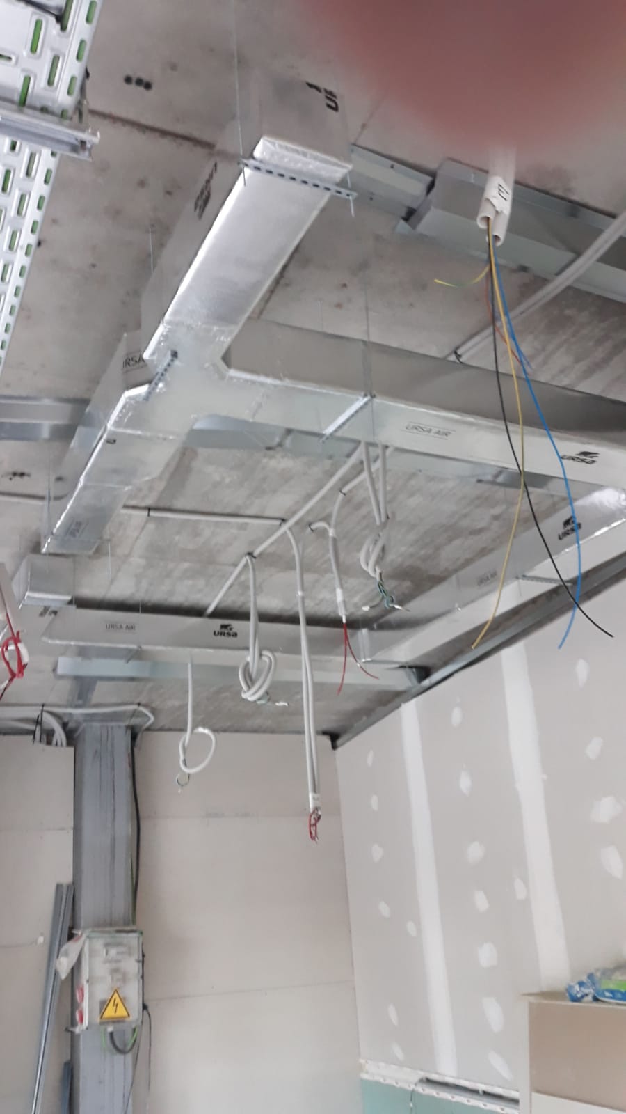 Instalación de conductos para en local comercial en Fuengirola