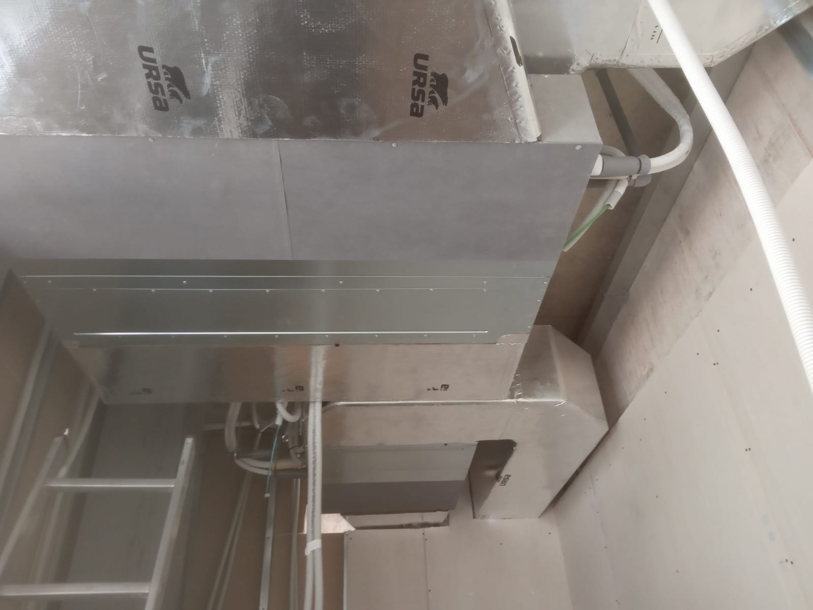 Instalación de conductos para en local comercial en Fuengirola