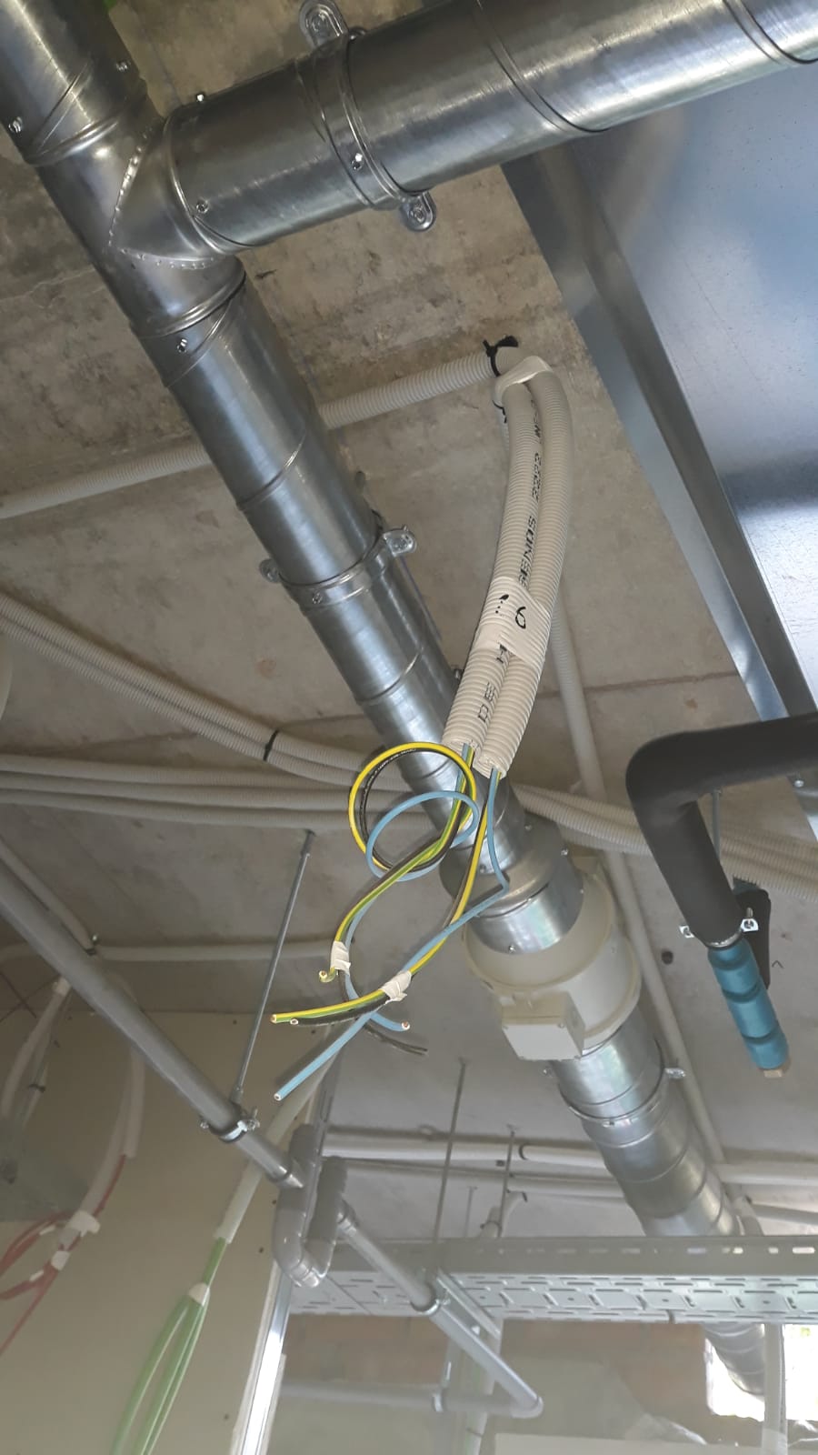 Instalación de conductos para en local comercial en Fuengirola